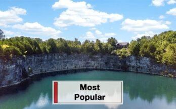 The house is located on the edge of a quarry rock and has a 7-hectare private lake
